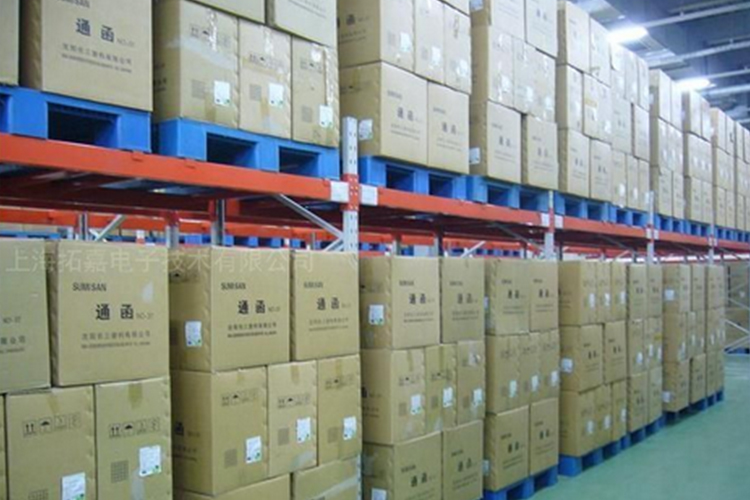 塑料托盤工廠倉(cāng)庫(kù)上貨架使用.jpg
